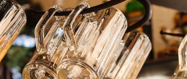 canecas de cerveja pub ingles Shutterstock