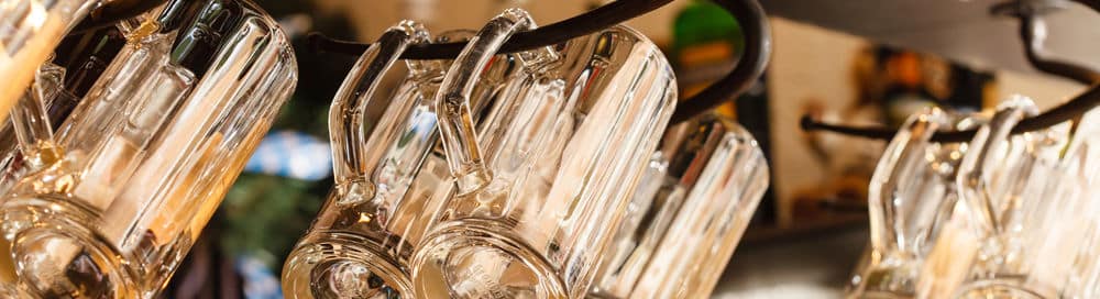 canecas de cerveja pub ingles Shutterstock