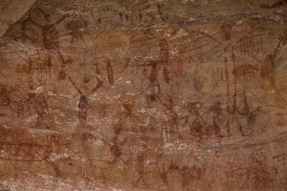 pinturas rupestres no paredão de uma toca, serra da capivara