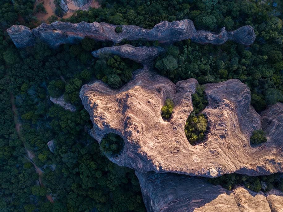 Vista de drone da formação geológica da Serra da Capivara