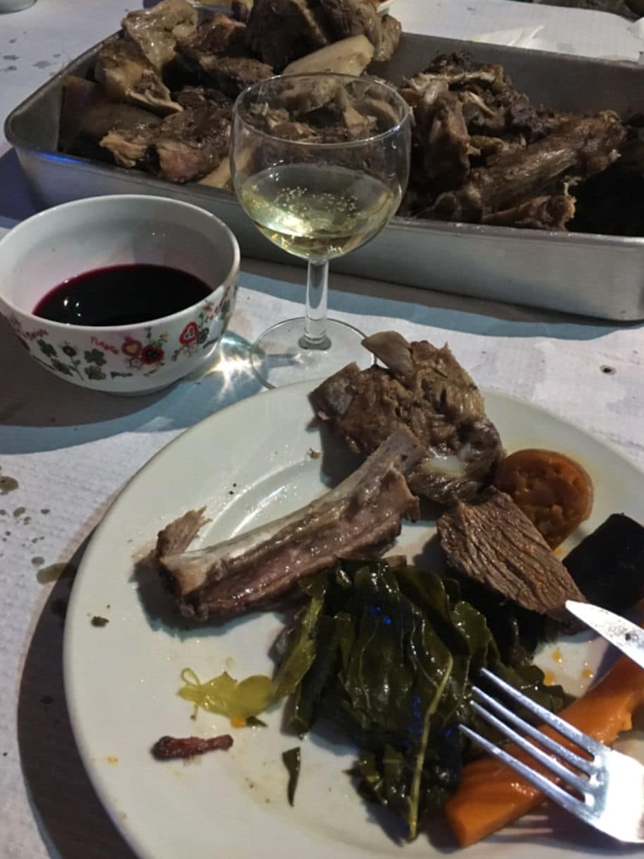 mesa tipica portugesa com comida e vinho