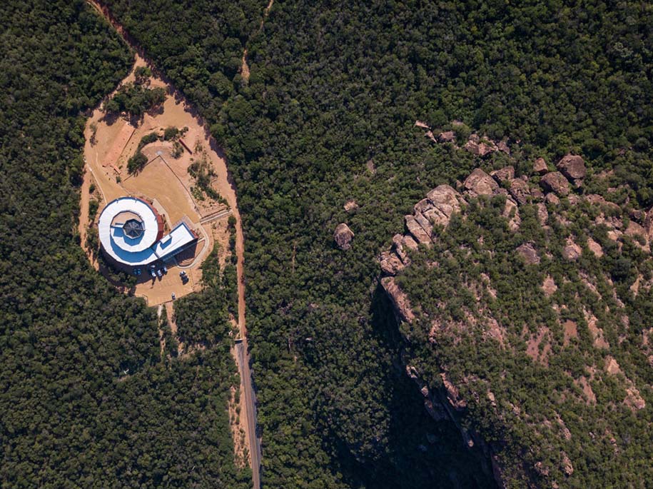 Museu Serra da Capivara, vista área, cercado pelo verde da caatinga