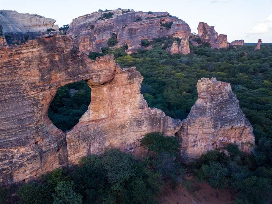 Pedra Furada com a caatinga ao fundo