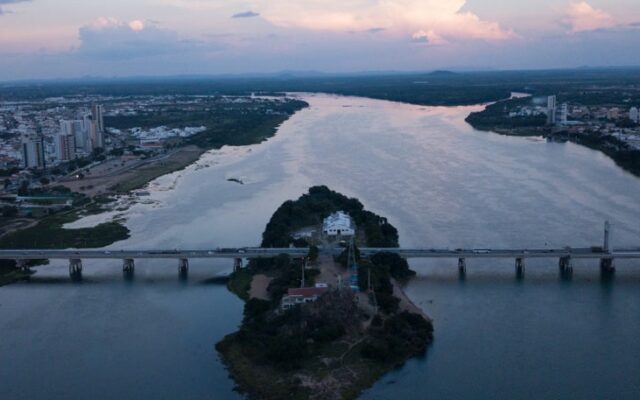 petrolina e juazeiro vistas de drone, com são francisco no meio e ponte e ilha entre elas