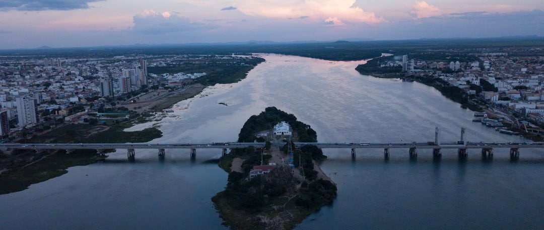petrolina e juazeiro vistas de drone, com são francisco no meio e ponte e ilha entre elas