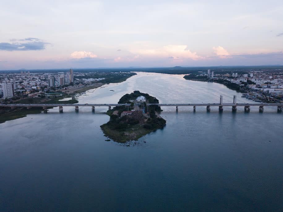 Petrolina e Juazeiro vistas do alto, com o rio São Francisco no meio