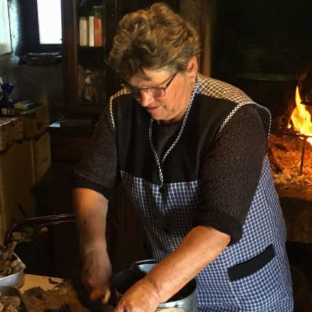 senhora portuguesa preparando comida