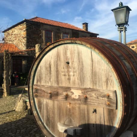tonel de vinho antigo em quintandona aldeia em portugal