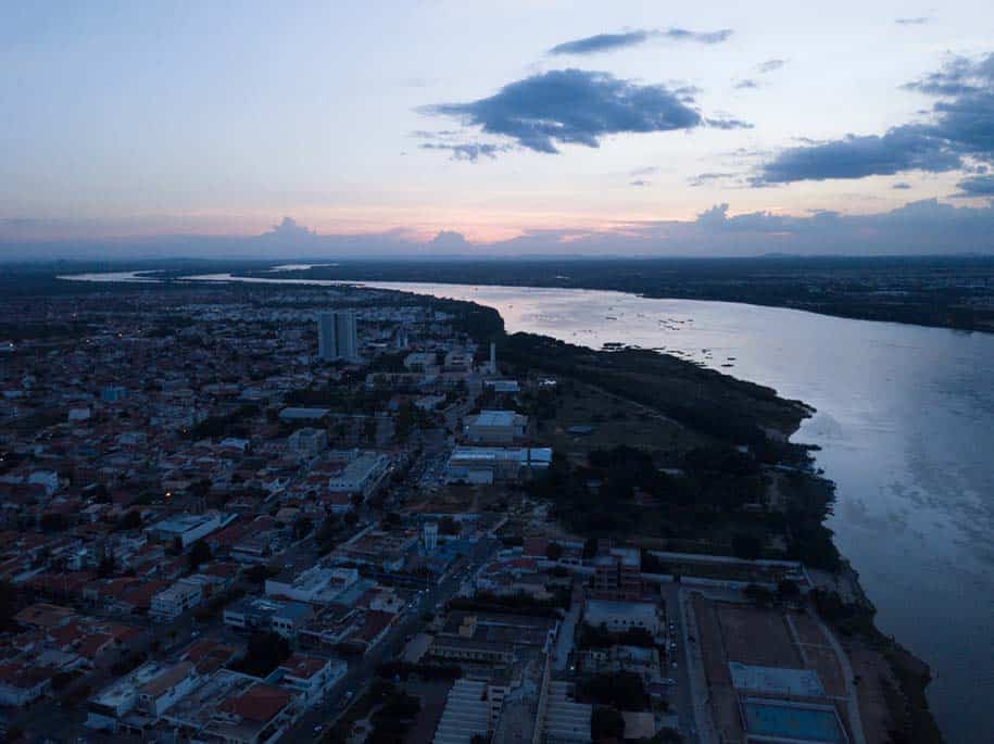 vista aérea do vale do São francisco, com rio e cidade abaixo