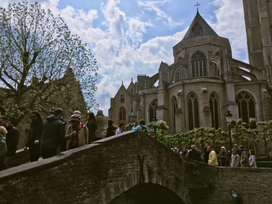 Ponte Bonifacio e igreja de nossa senhora em bruges