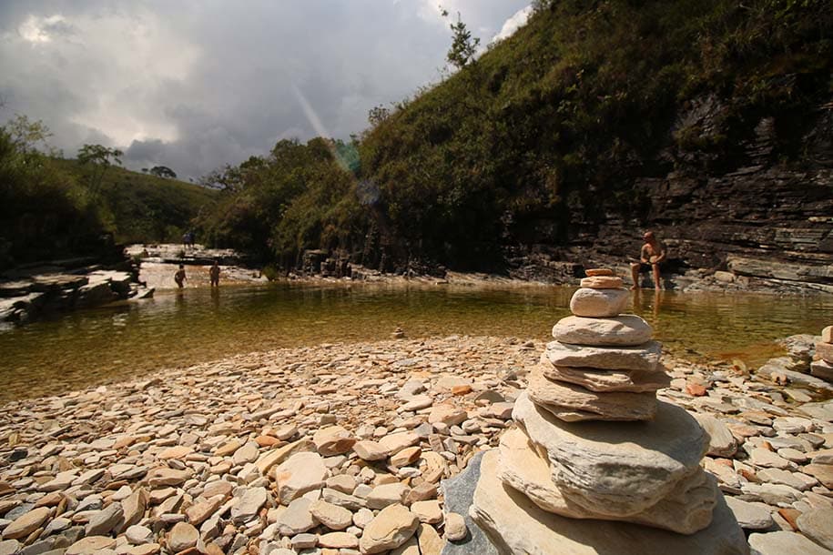 Pedrinhas em cachoeira de água verde