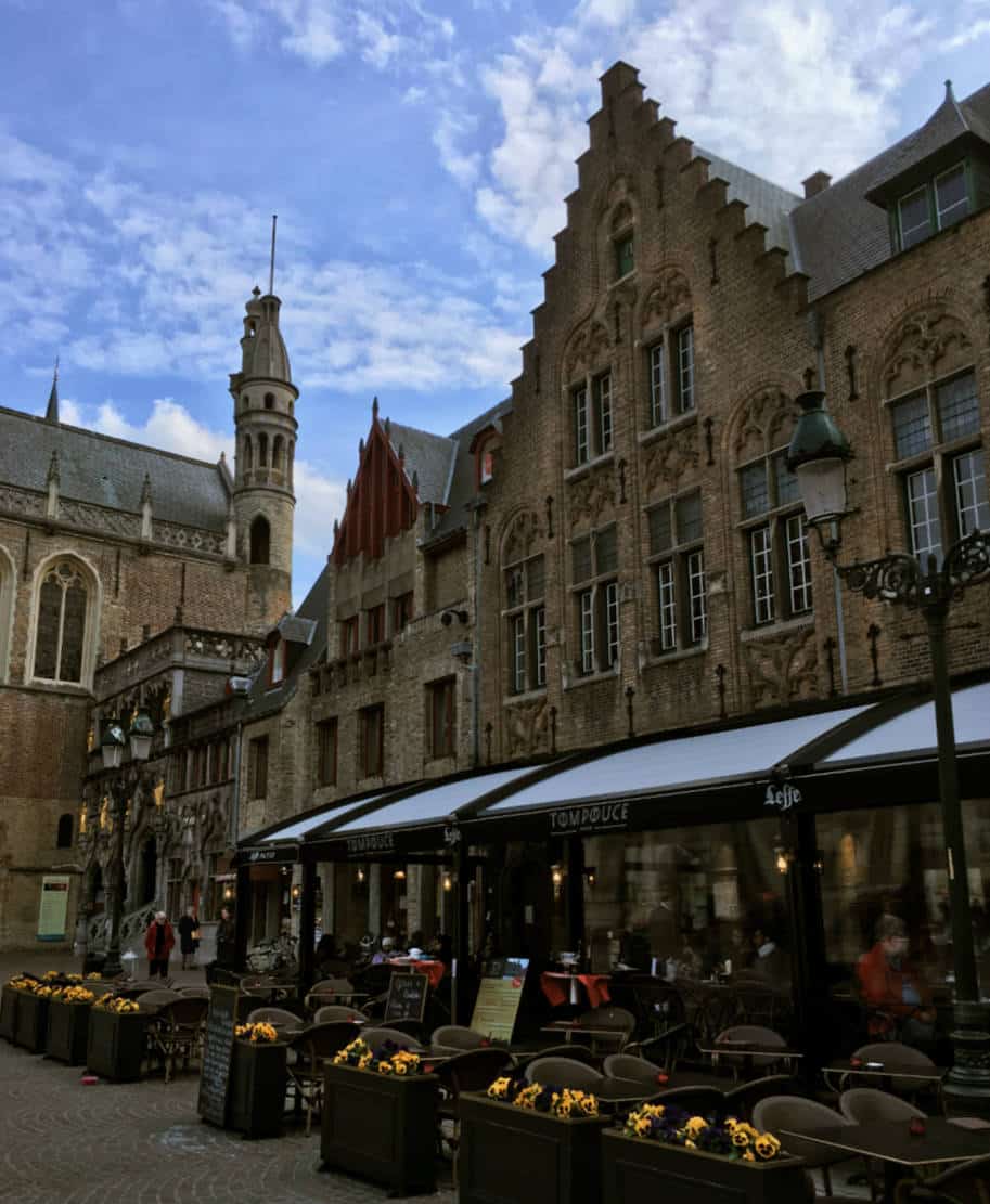 entrada igreja e centro comercial praca burg bruges