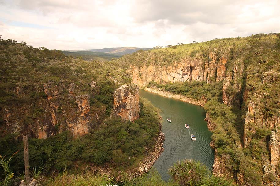 Mirante dos Cânions, com rio abaixo e barquinhos