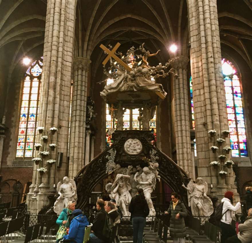 Dentro da Catedral de st Bavo em Gent Belgica