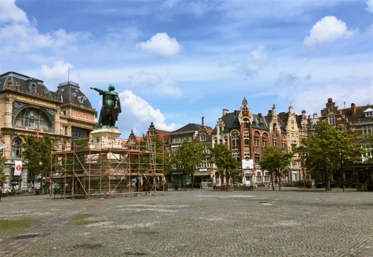 Praça Vrijdagmarkt em Gent