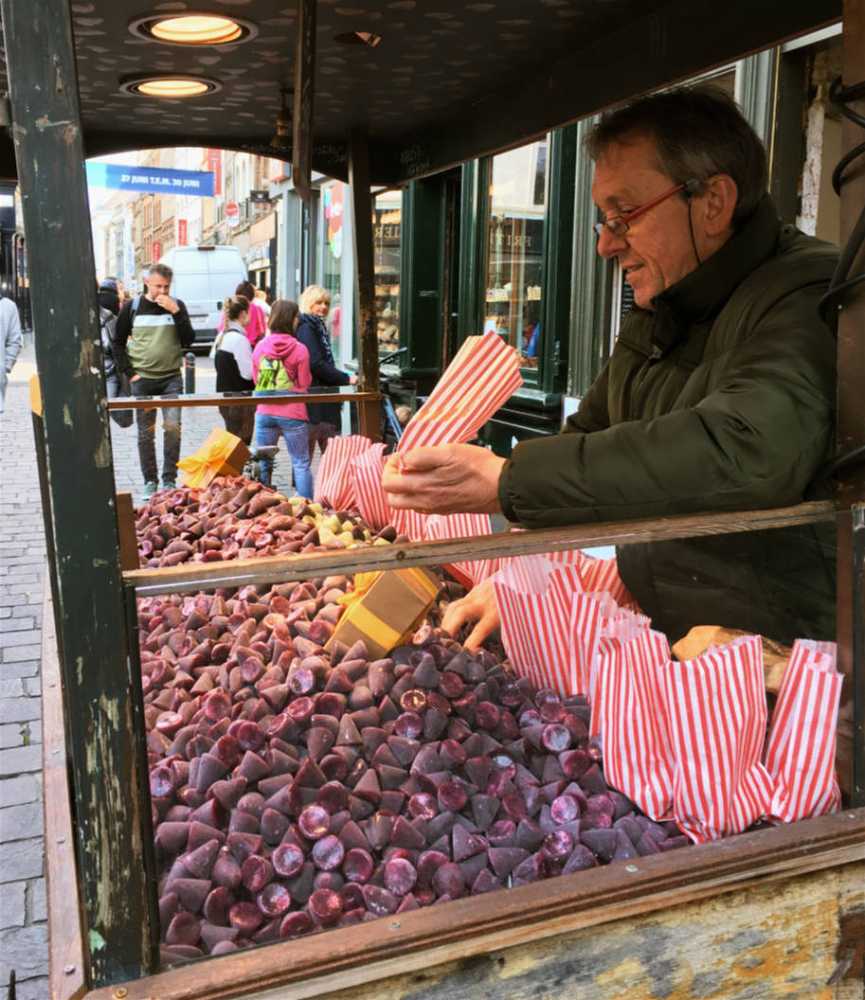 Vendedor de doces cuberdons em Ghent