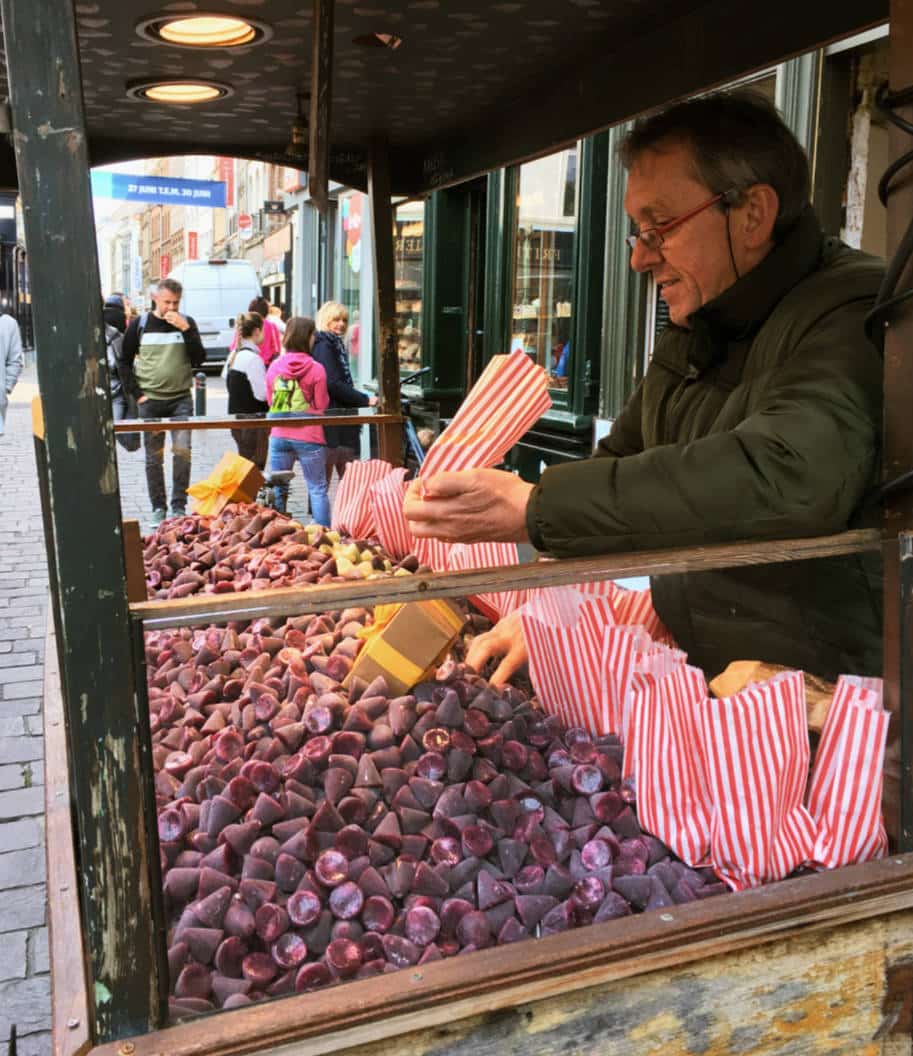 Vendedor de doces cuberdons em Ghent