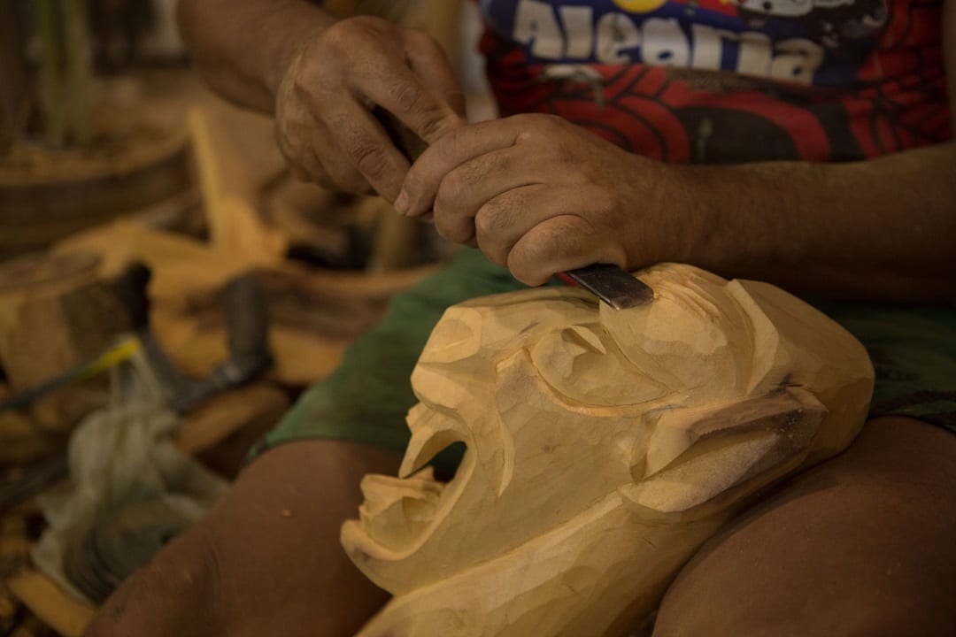 artesão trabalha em carranca