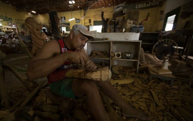 artista trabalha em carranca do São Francisco