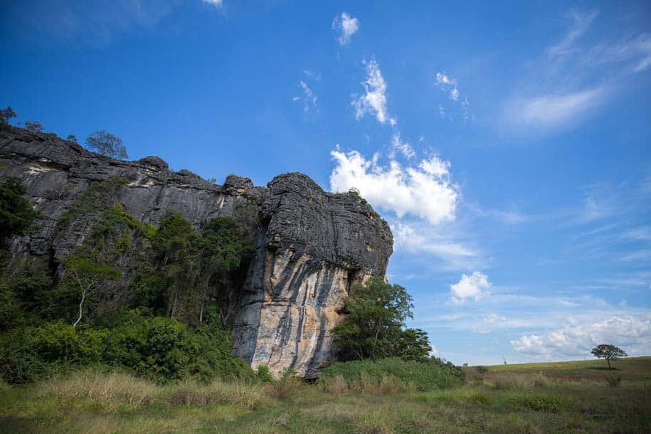 formação rochosa e céu azul no parque estadual cerca grande