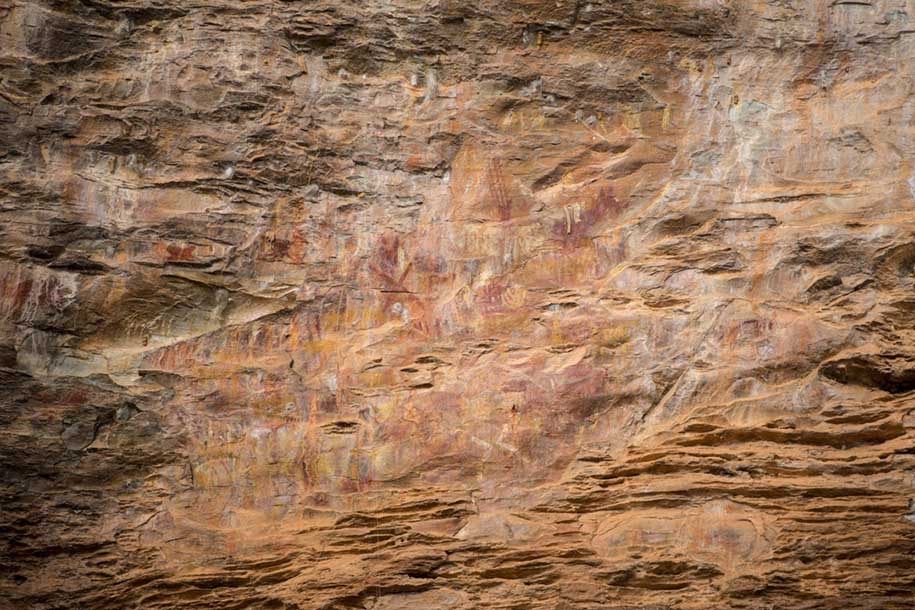 paredão com pinturas rupestres no Parque do Sumidouro