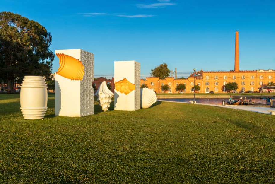 escultura dos ovos moles em aveiro portugal