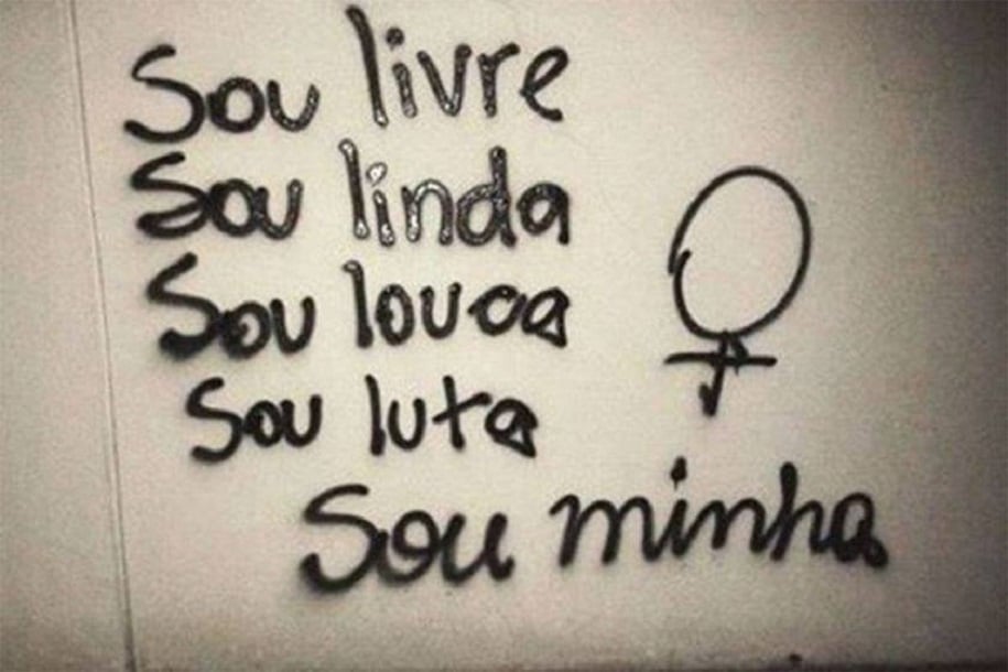 frase em escrito preto, na parede branca, com dizeres de empoderamento feminino