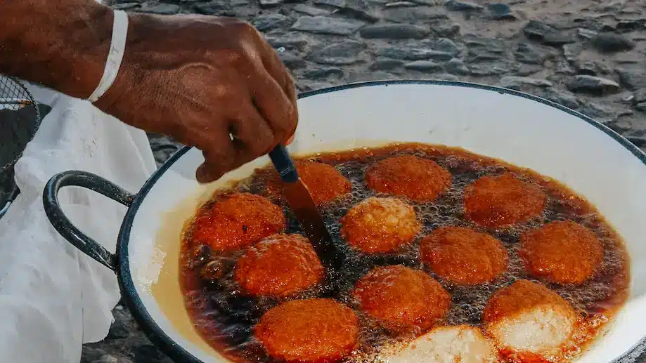 Pessoa fazendo acarajé no bairro Rio Vermelho, um dos melhores bairros para curtir a cultura e as tradições de Salvador