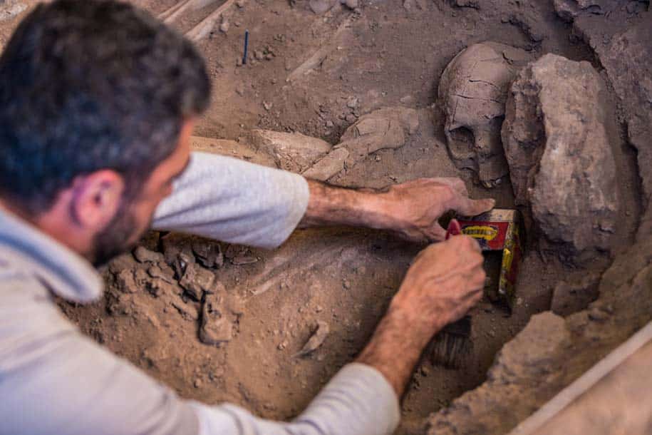 arqueólogo escava crânio na Lapa do Santo