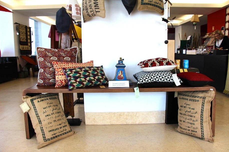 mesa com almofadas da oficina shanti