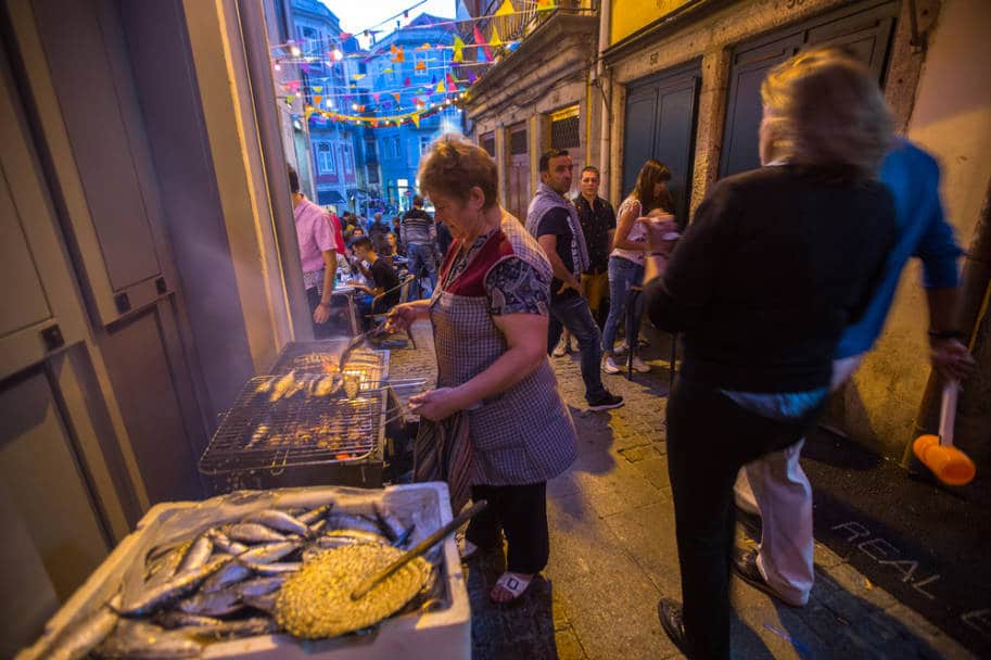 sardinhas nas ruas do porto sao joao em junho