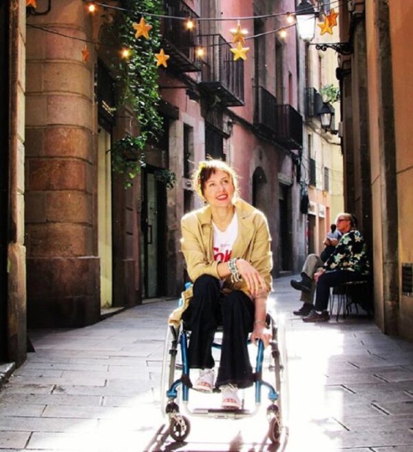 cadeirante na rua em barcelona