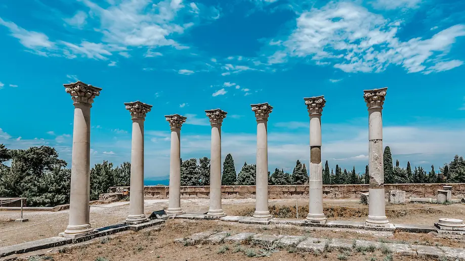 Colunas antigas na Ilha de Cós, na Grécia: roteiros de viagem pelo país