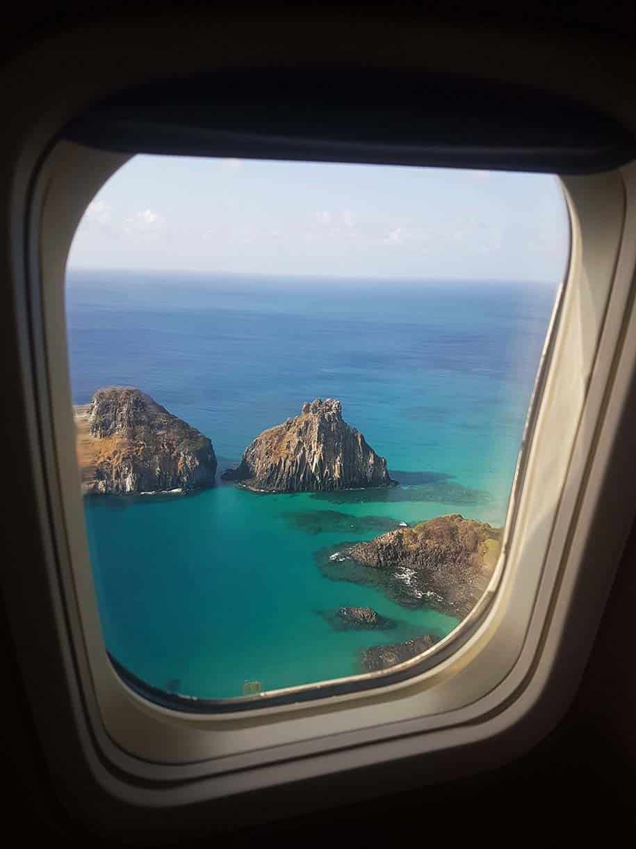 Fernando de noronha vista da janela do avião