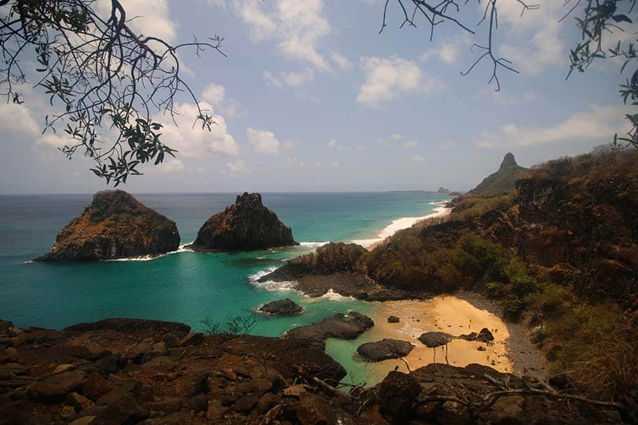 Praias de Fernando de Noronha: mirante para os dois irmãos, com baía dos porcos e morro do pico ao fundo