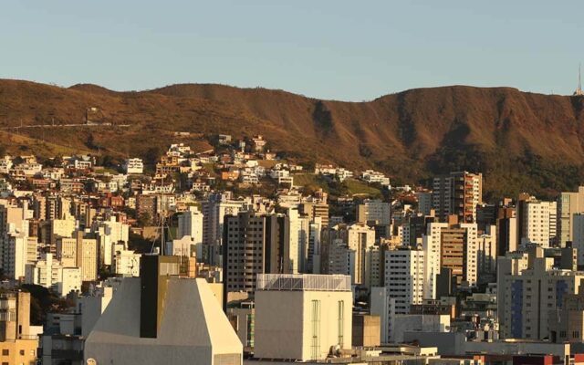 Belo Horizonte, com vista para os prédios e a Serra do Curral