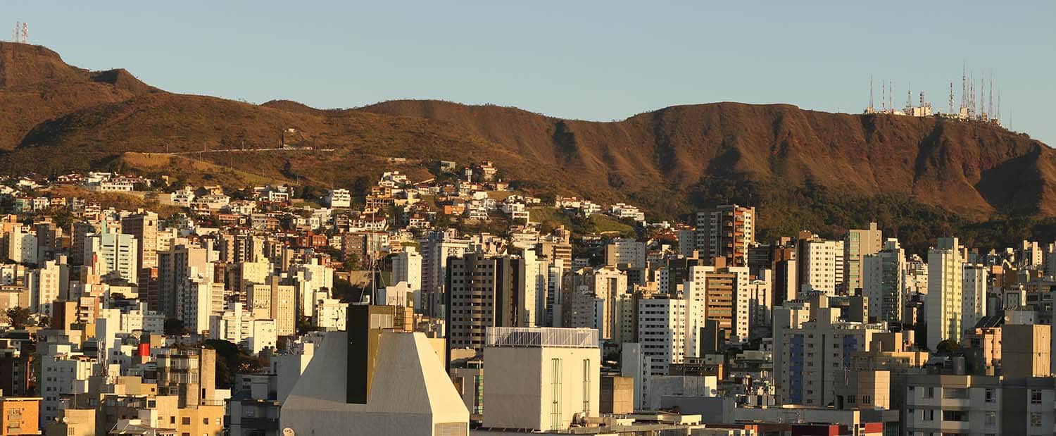 Belo Horizonte, com vista para os prédios e a Serra do Curral