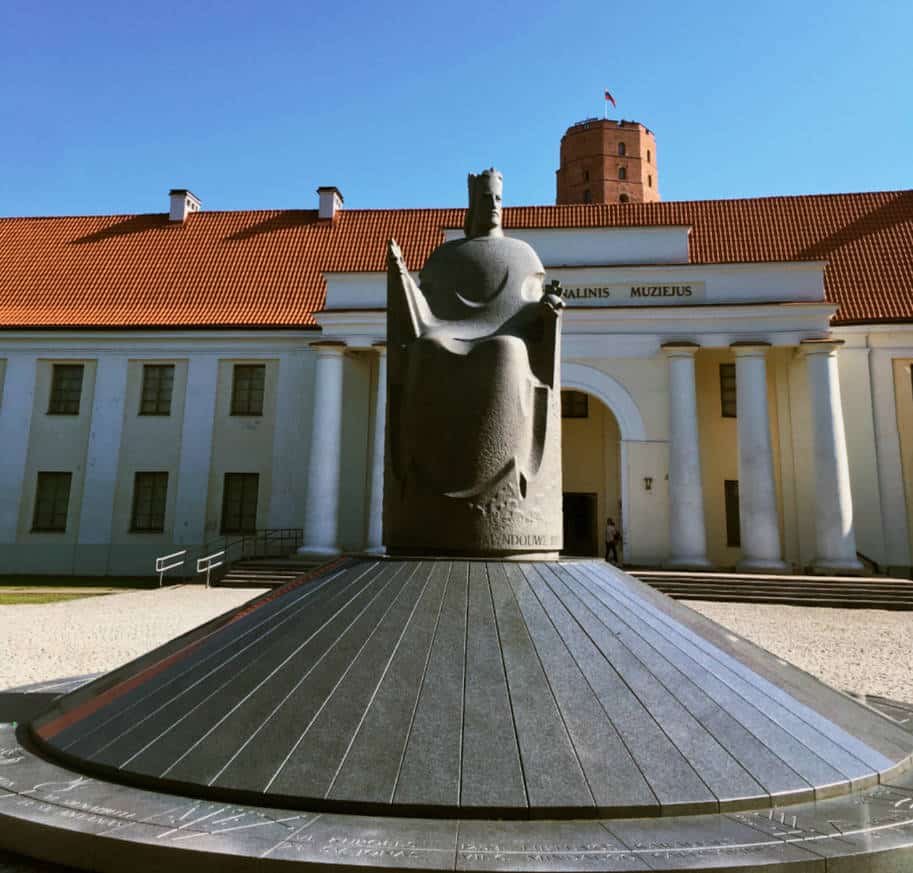 estatua rei caralius em frente ao museu nacional vilnius lituania