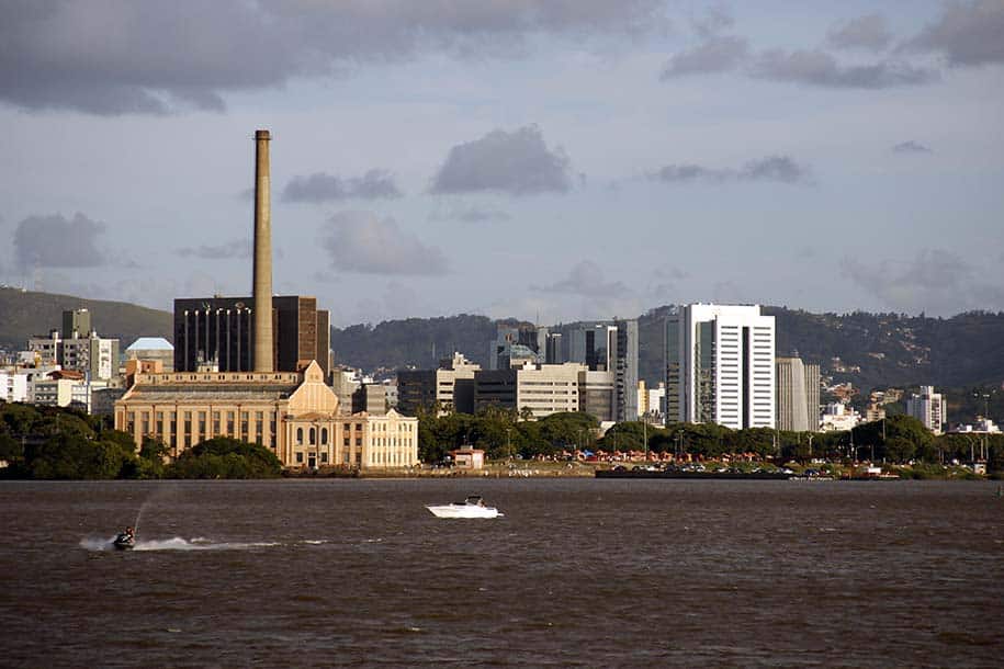 porto alegre vista a partir do guaíba, com a usina do gasômetro