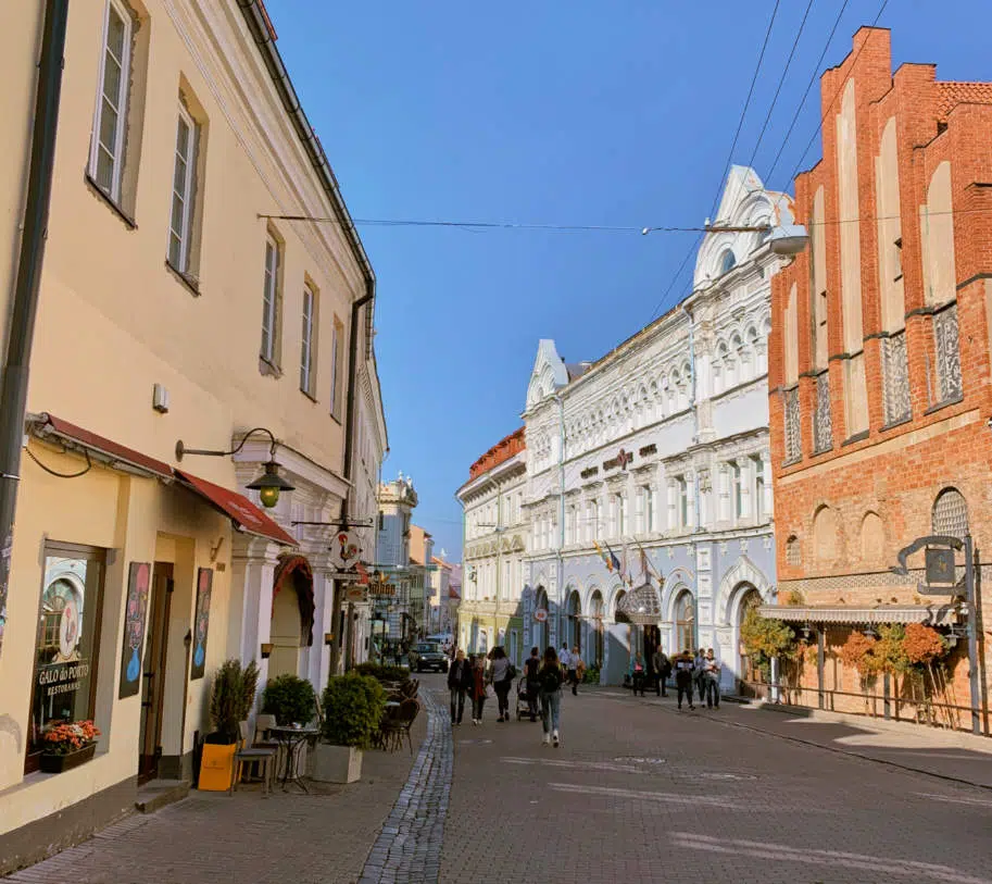 rua em vilnius lituania centro historico