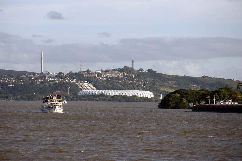 passeio de barco em porto alegre, com vista para o beira-rio