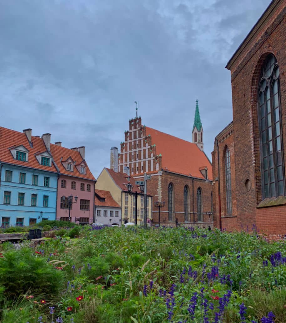 patio da st peters church em riga