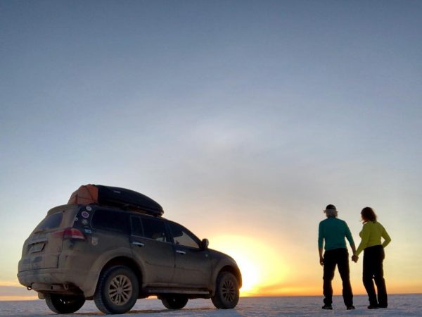 viajantes maiores de 60 casal por do sol deserto