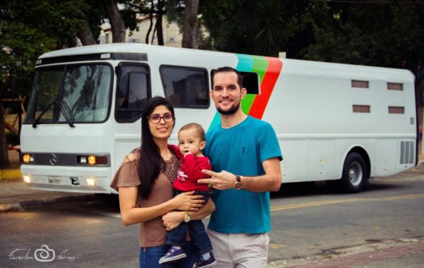 familia em frente ao motorhome, na rua