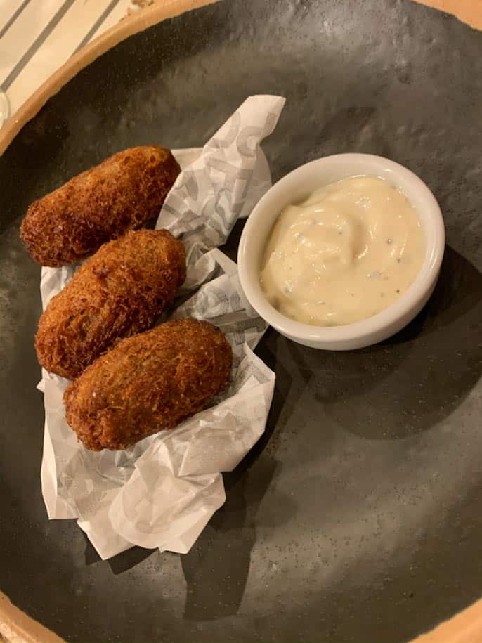 não come frutos do mar litoral croquete de queijo com molho