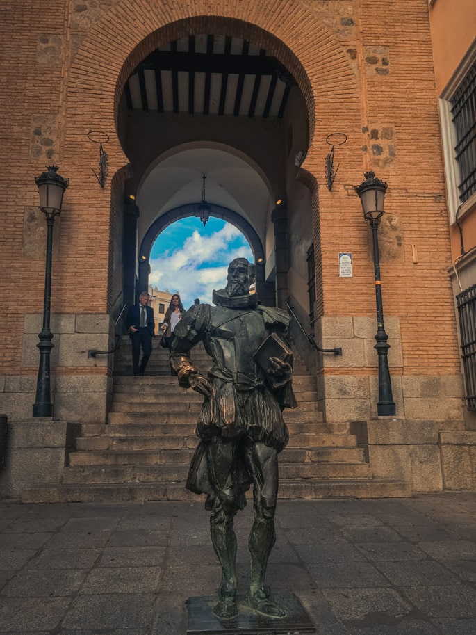 estatua cervantes toledo espanha