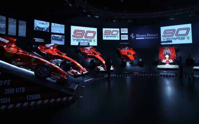hall com carros da ferrari campeões da f1