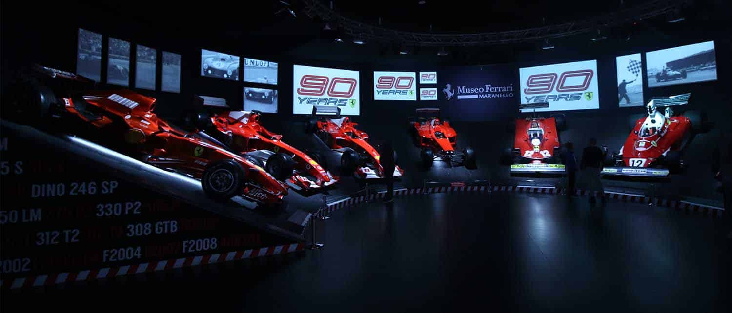 hall com carros da ferrari campeões da f1