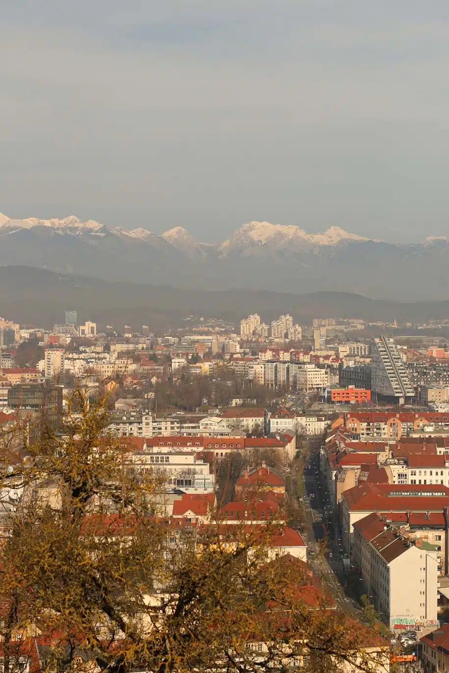 centro histórico de liubliana, na eslovênia, com montanhas nevadas no fundo