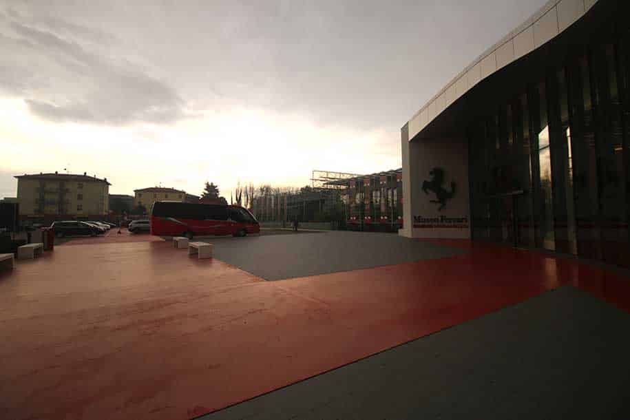 fachada do museu da ferrari de maranello